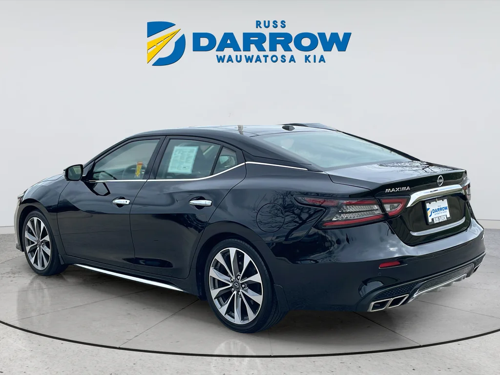 Used 2023 Black Nissan Platinum image 3