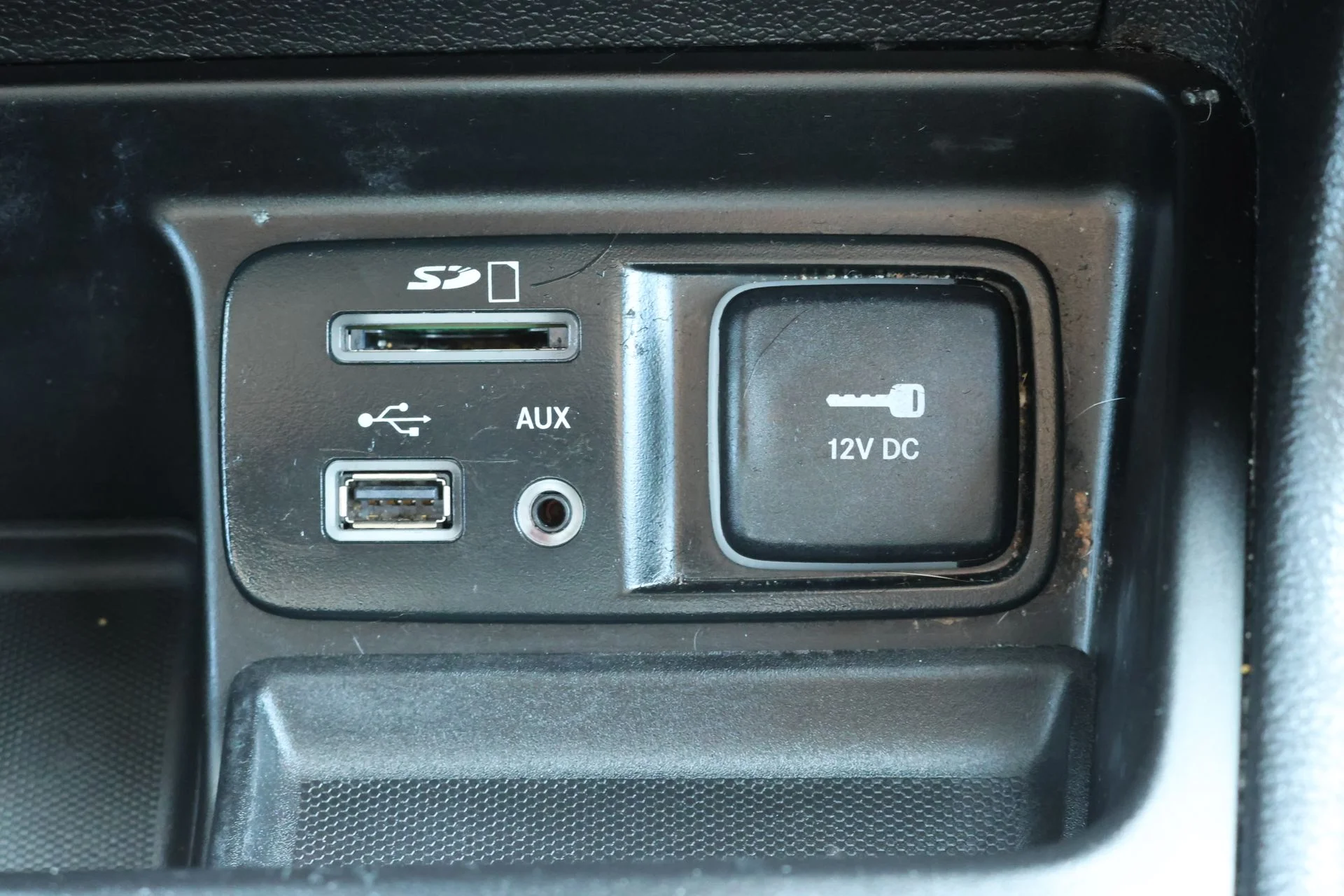 Used 2018 Gray Jeep Latitude Plus image 16