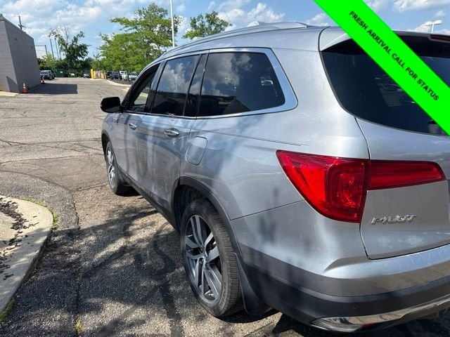 Used 2017 Lunar Silver Metallic Honda Touring image 6