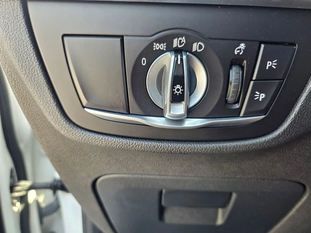 Used 2023 Alpine White BMW xDrive30i image 20