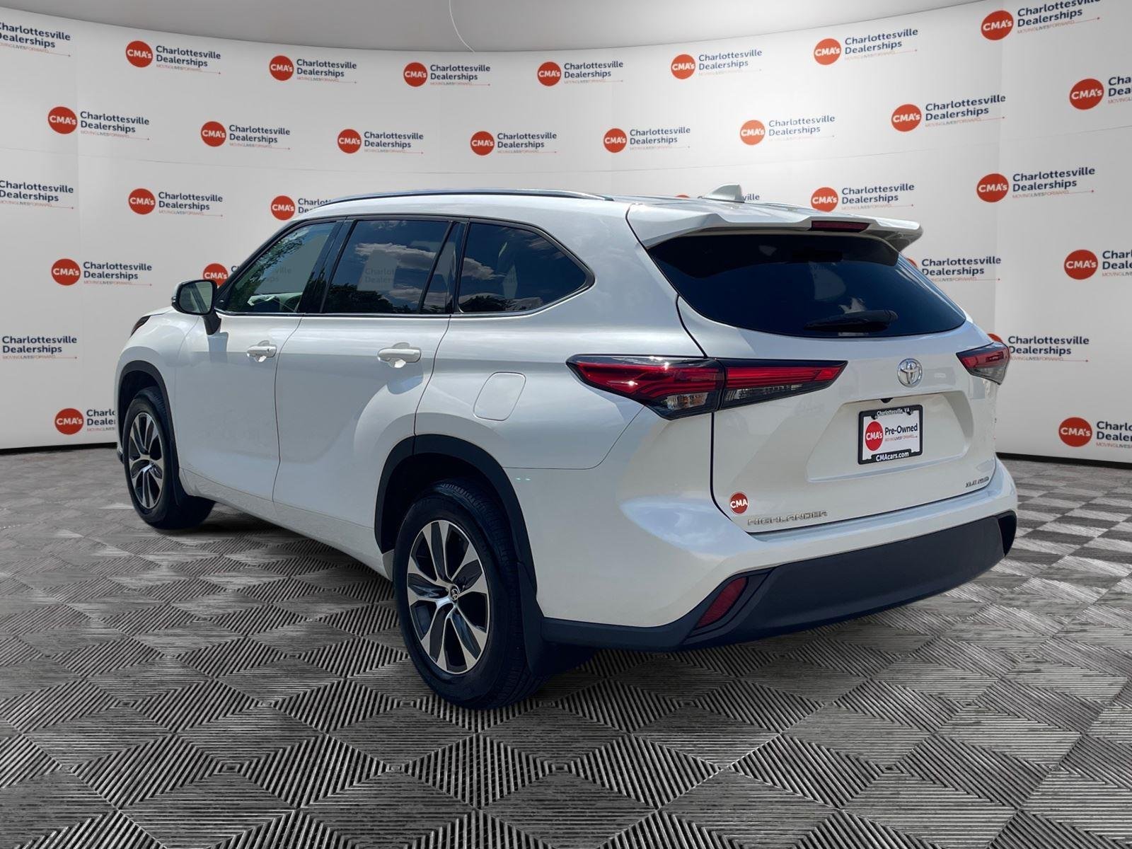 Used 2020 Blizzard Pearl TOYOTA XLE image 3