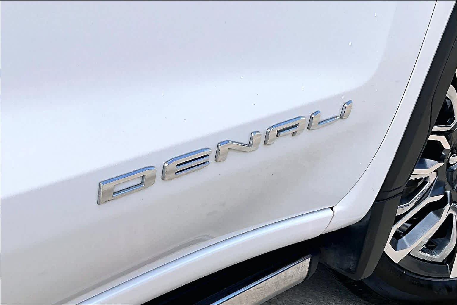 Used 2023 White Frost Tricoat GMC Denali Ultimate image 10