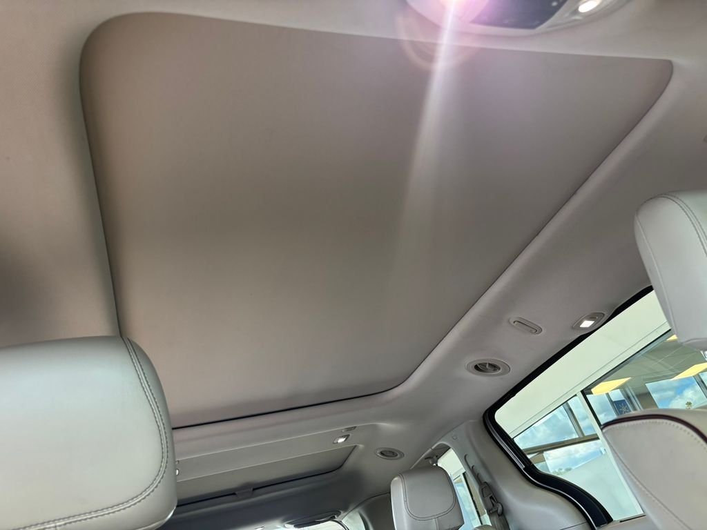 Used 2017 Silver Chrysler Limited image 29