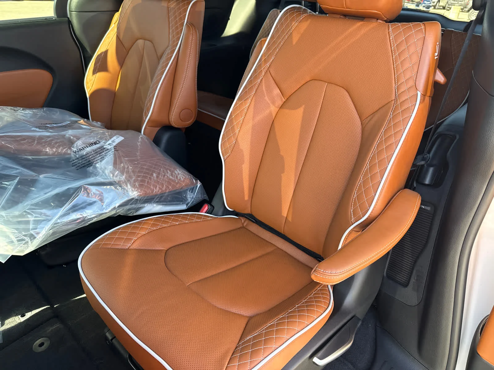 New 2026 Bright White Clear-Coat Exterior Paint Chrysler Pinnacle image 12