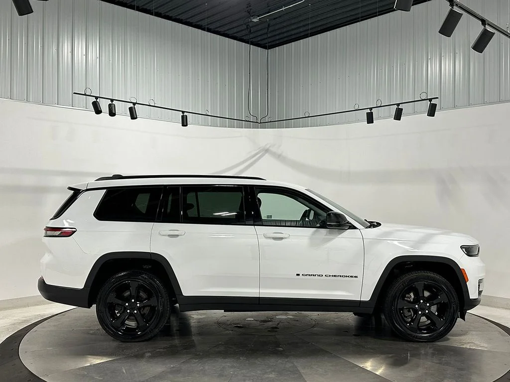 Used 2023 White Jeep Limited image 10