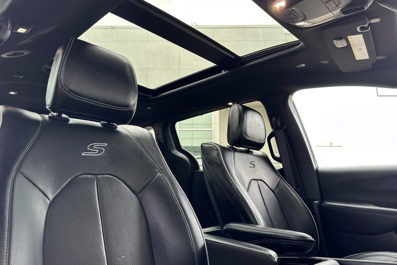 Used 2023 White Chrysler Limited image 19