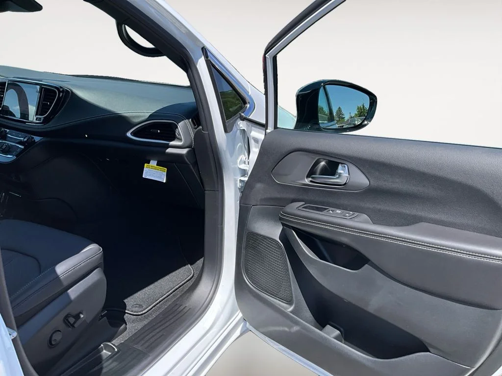 New 2027 Bright White Clearcoat Chrysler Select image 9