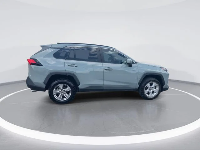 Used 2022  Toyota XLE image 9