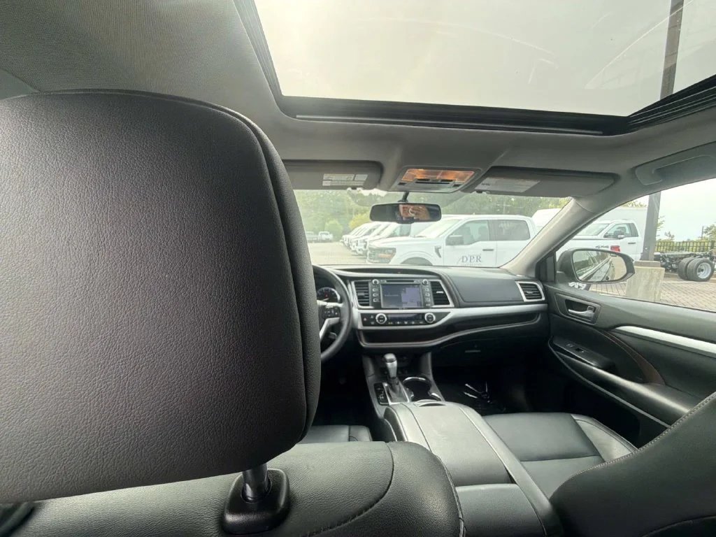 Used 2015 Black Toyota XLE V6 image 12