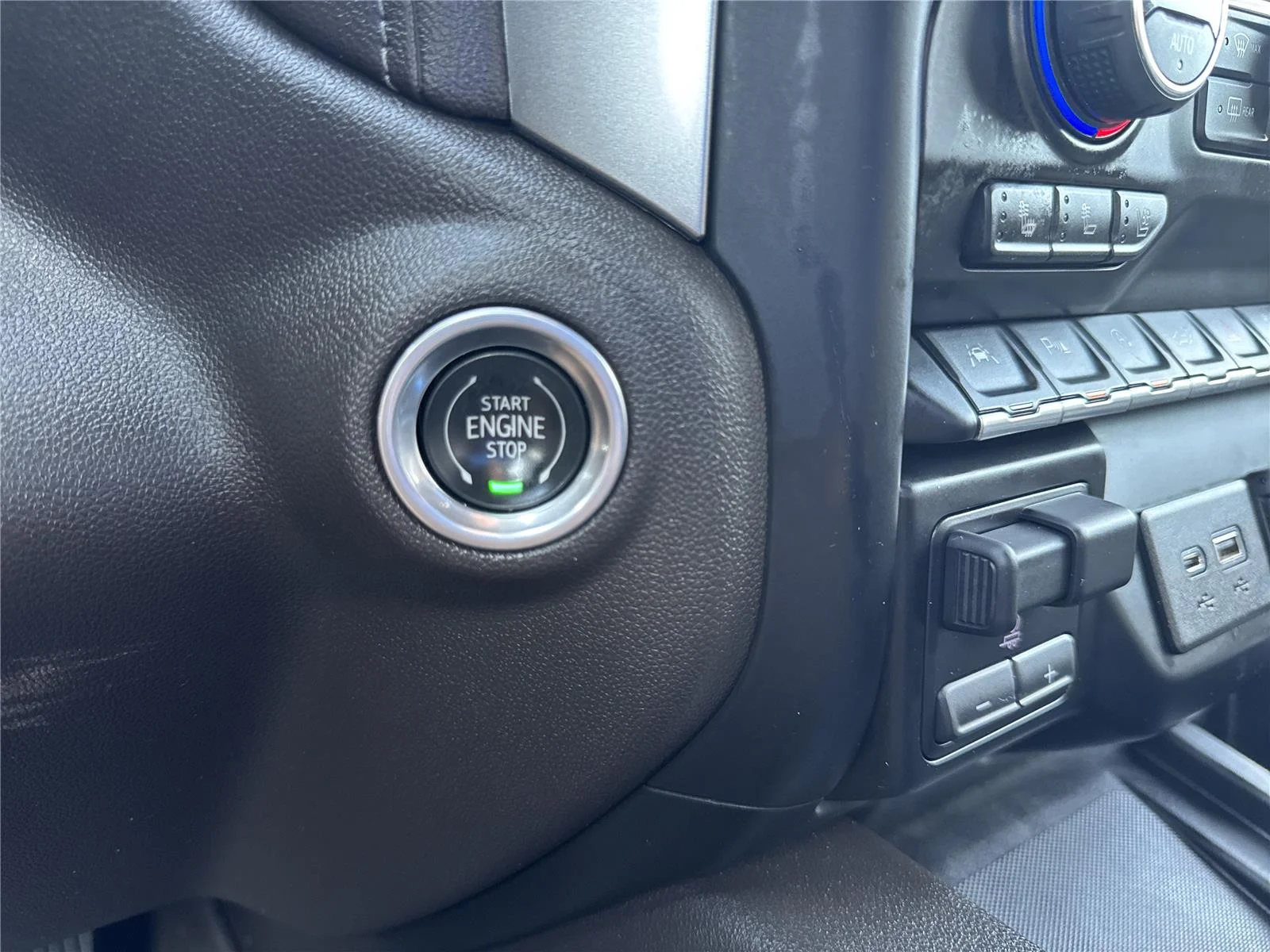 Used 2019 IRIDESCENT PEARL TRICOAT Chevrolet LTZ image 27