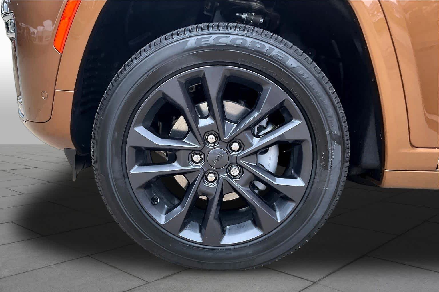 New 2026 Copper Shino Metallic Clear-Coat Exterior Paint Jeep Limited Reserve image 11