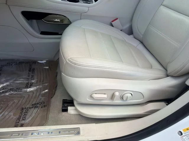 Used 2022 White GMC Denali image 25