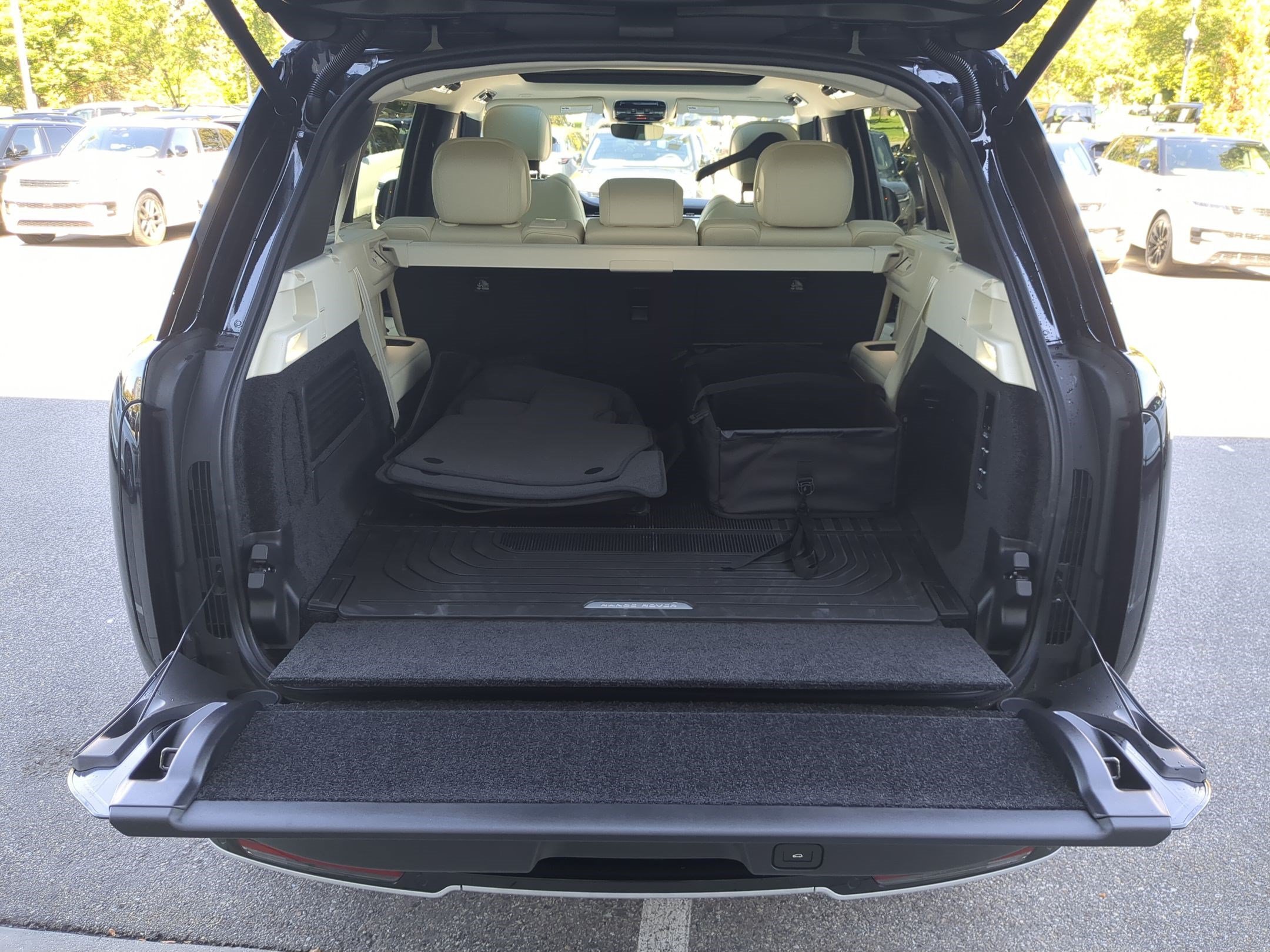 New 2026 Santorini Black Land Rover P530 SE LWB 7 Seat image 29