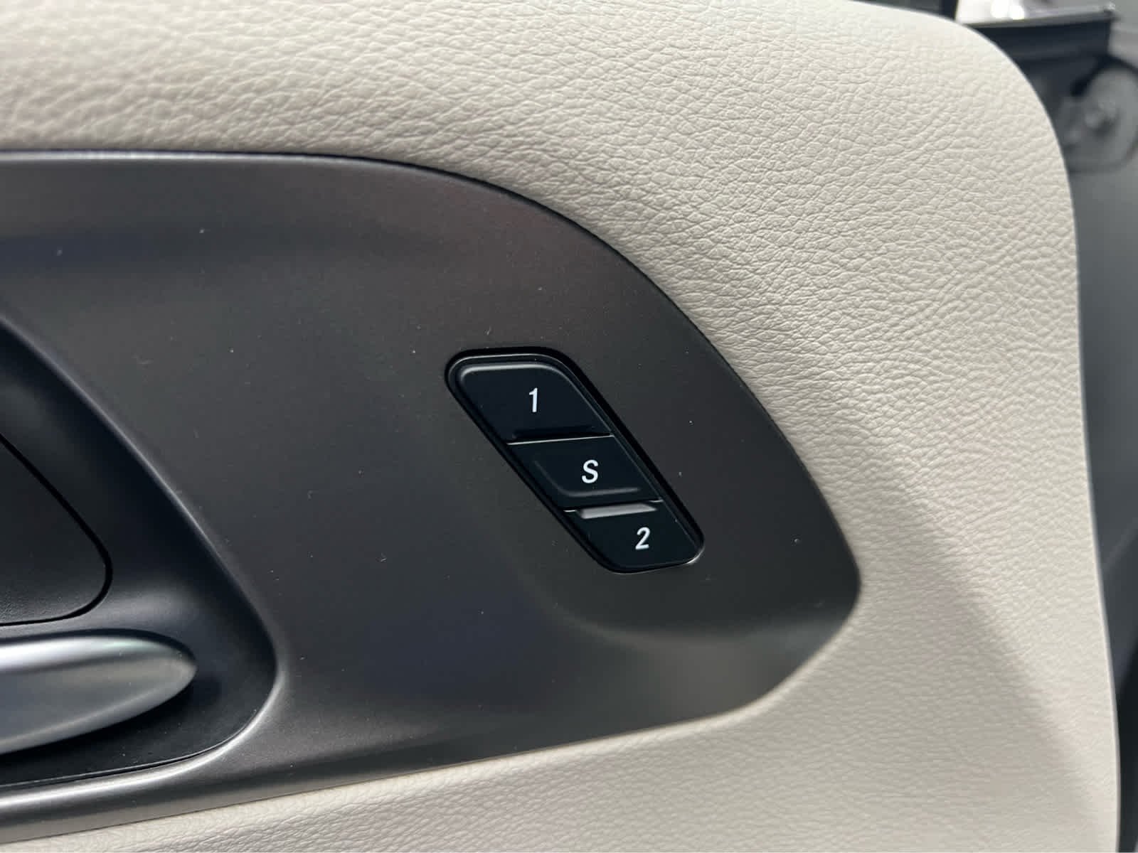 Used 2023 Ceramic Gray Clearcoat Chrysler Hybrid Touring L image 13
