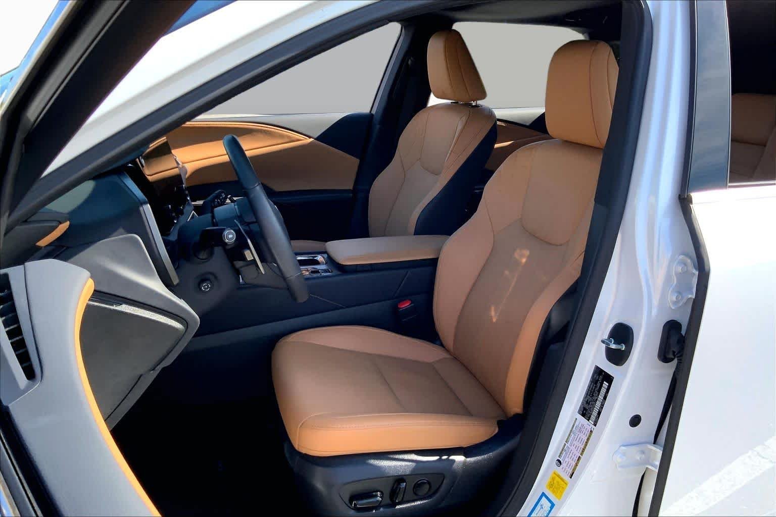 Used 2024 Eminent White Pearl Lexus Premium image 7