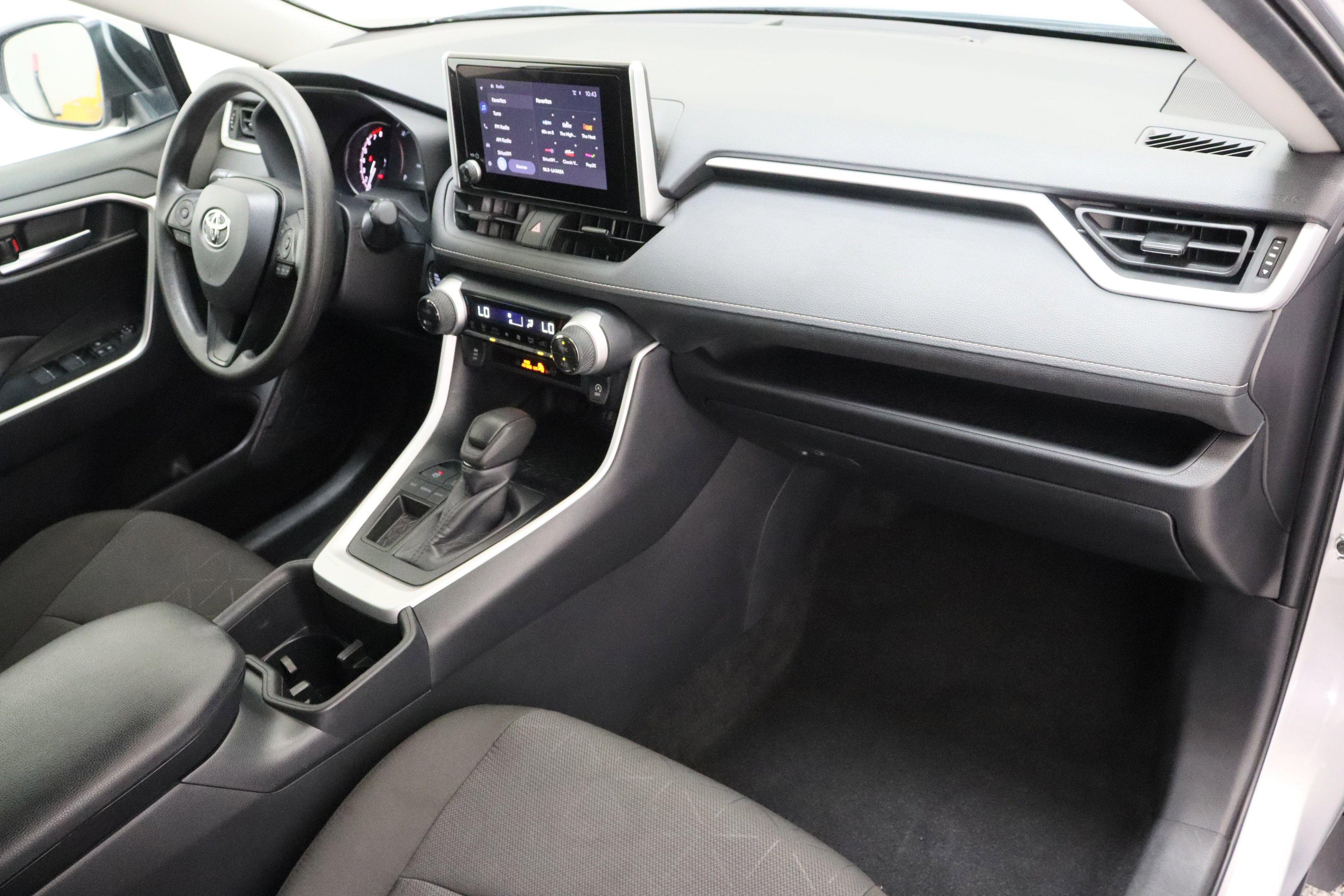 Used 2025 Silver Sky Metallic Toyota XLE 2.5L image 36