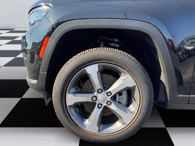 New 2025 Diamond Black Crystal Pearl-Coat Exterior Paint Jeep Limited image 14