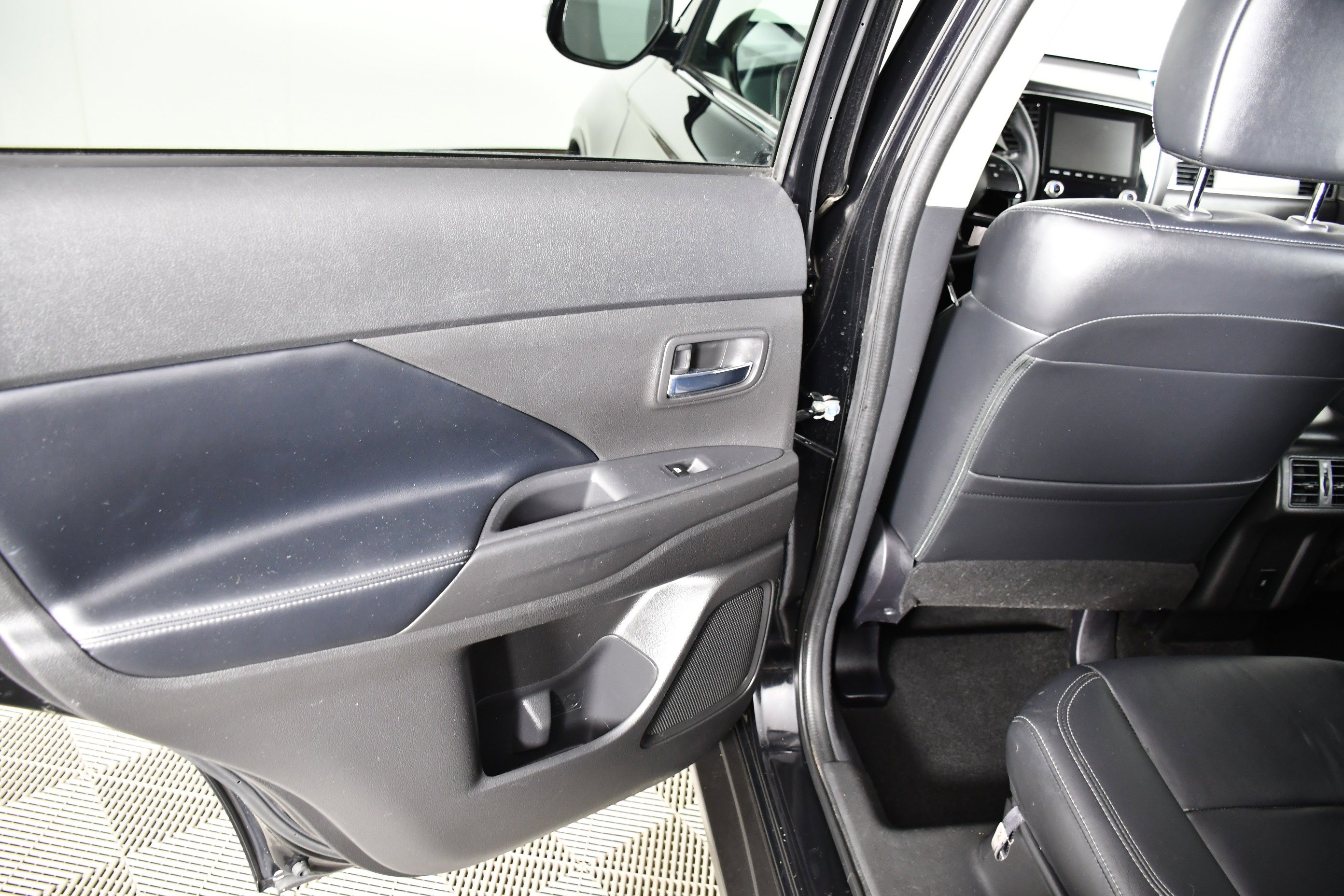 Used 2020 Labrador Black Metallic Mitsubishi SEL image 45