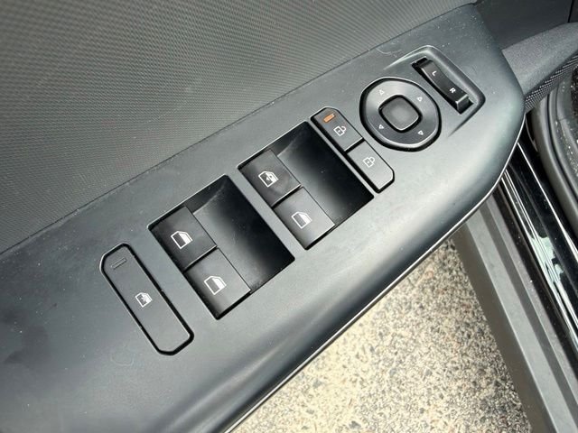 Used 2025 Black Kia LXS image 9