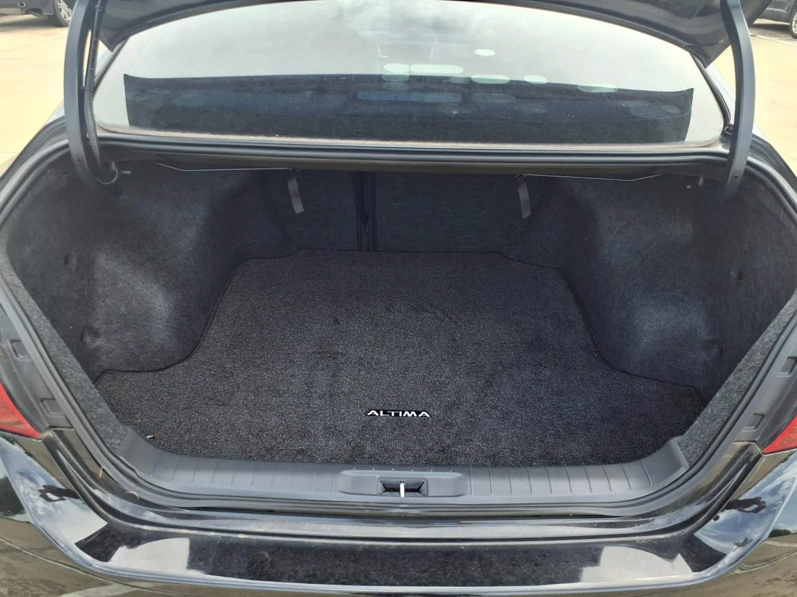 Used 2018 Black Nissan 2.5 SR image 8