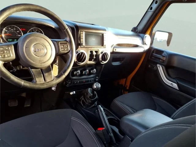 Used 2014  Jeep Sahara image 5