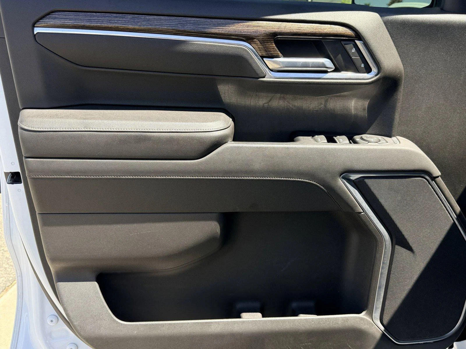 Used 2022 Summit White GMC Elevation image 18