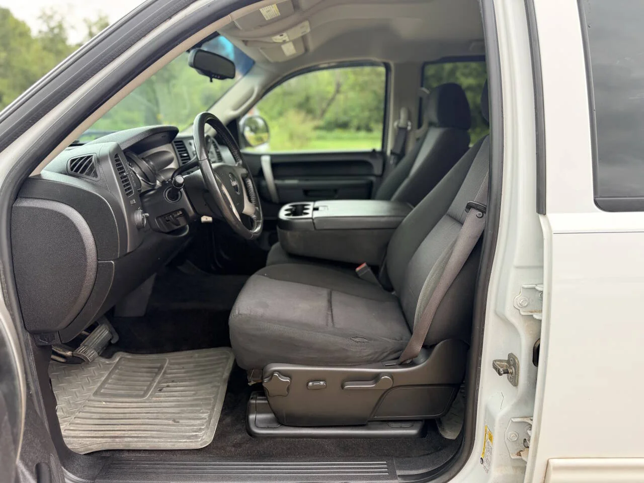Used 2011 White GMC SLE 4x2 4dr Crew Cab 5.8 ft. SB image 11