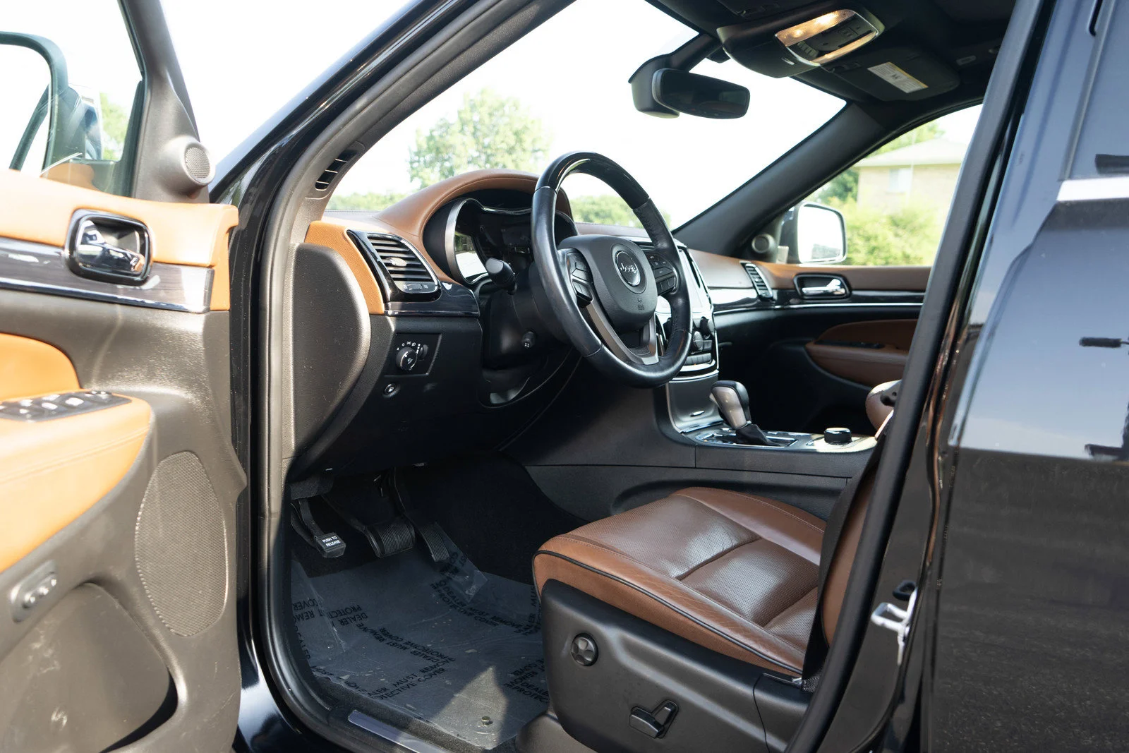 Used 2020 Diamond Black Crystal Pearlcoat Jeep Overland image 14