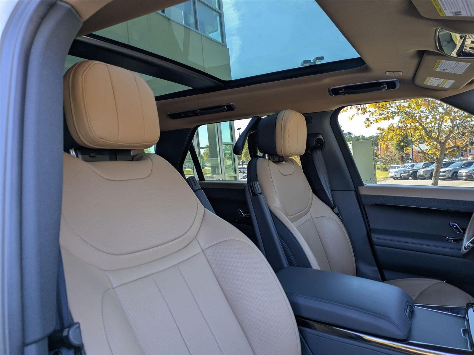 Used 2023 Fuji White Land Rover SE Dynamic image 36