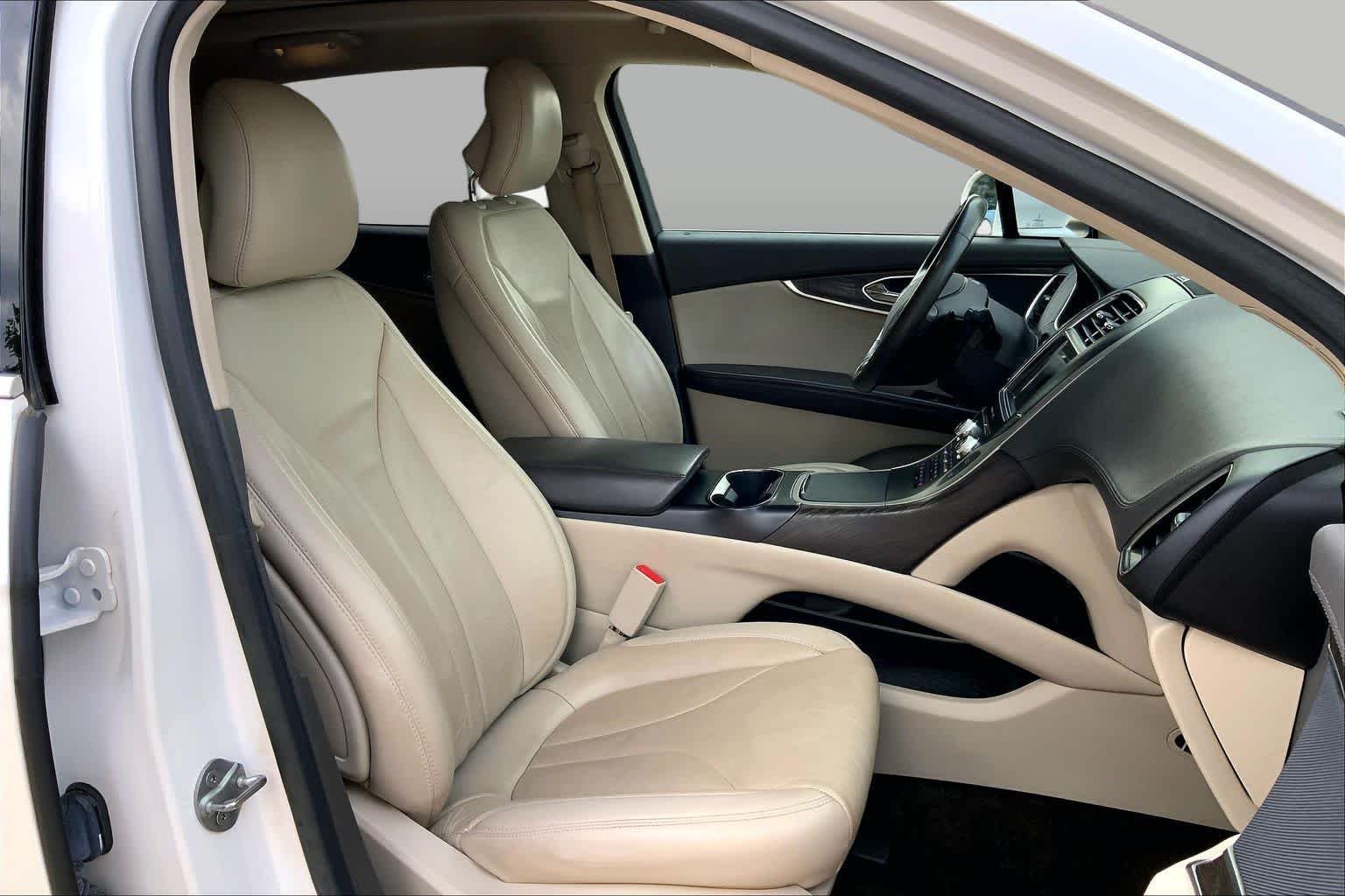 Used 2018 White Platinum Metallic Tri-Coat Lincoln Reserve image 9