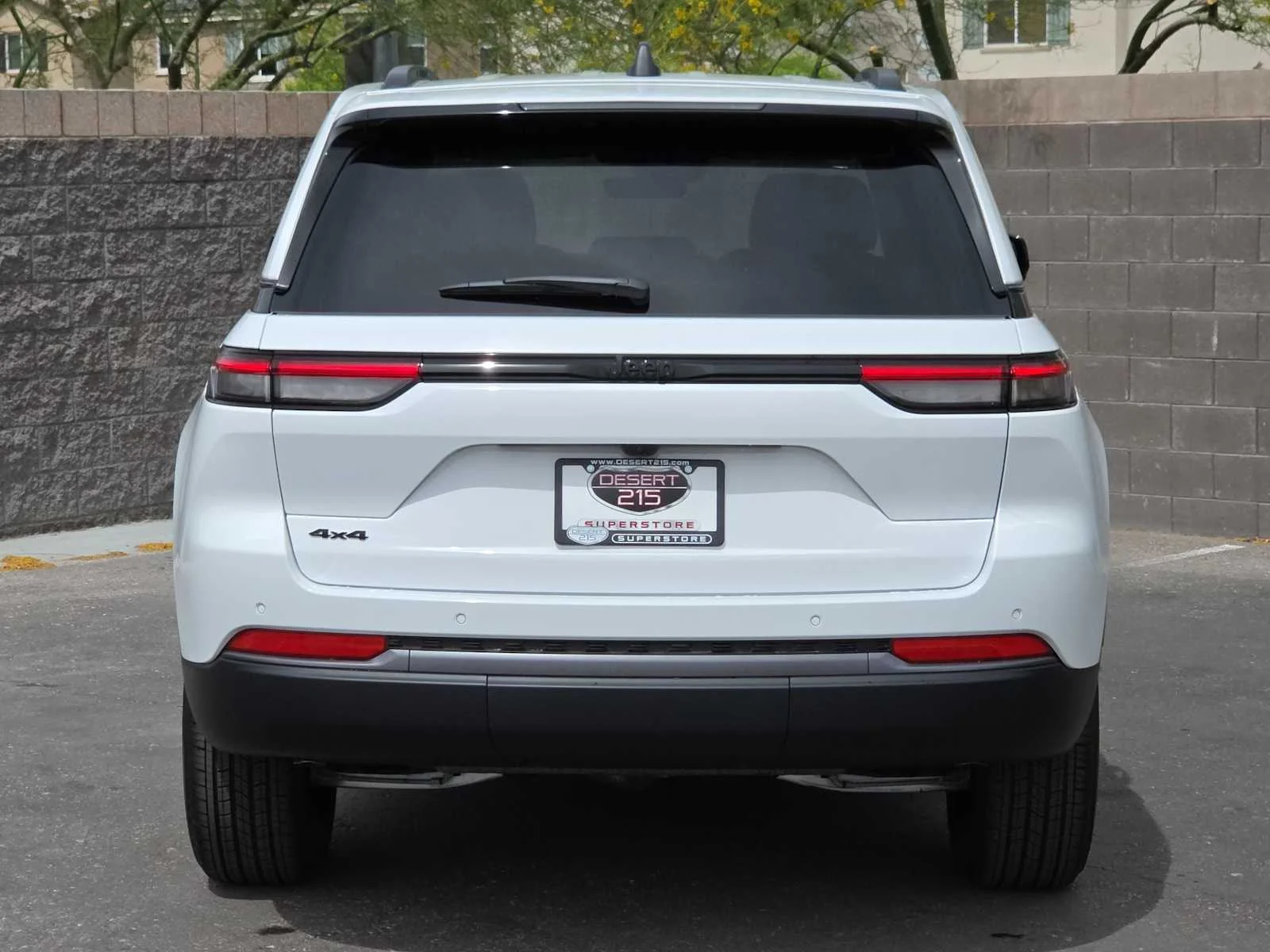 New 2026 Bright White Clear-Coat Exterior Paint Jeep Laredo Altitude image 7