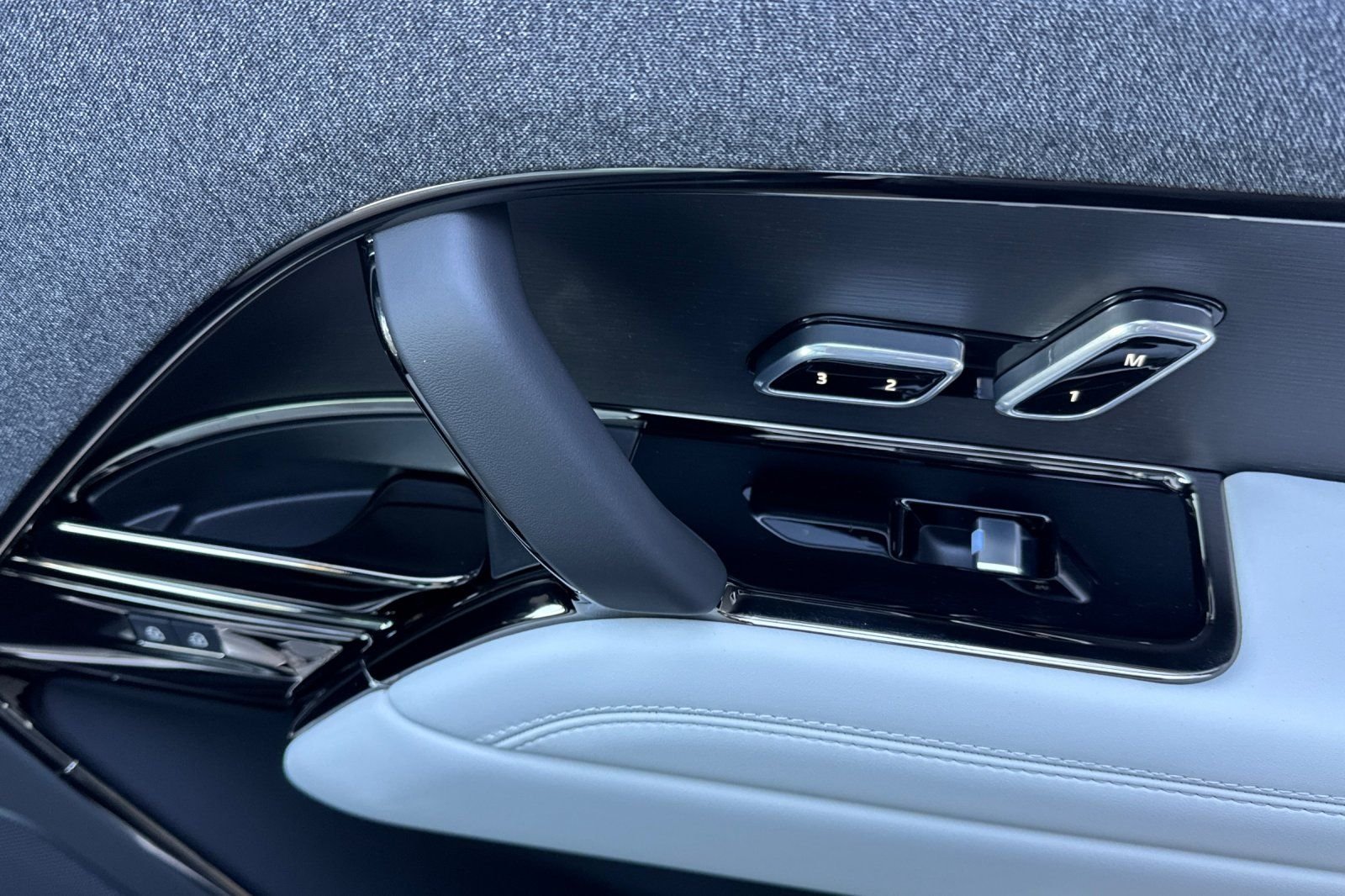 New 2026 Varesine Blue Land Rover SE image 19