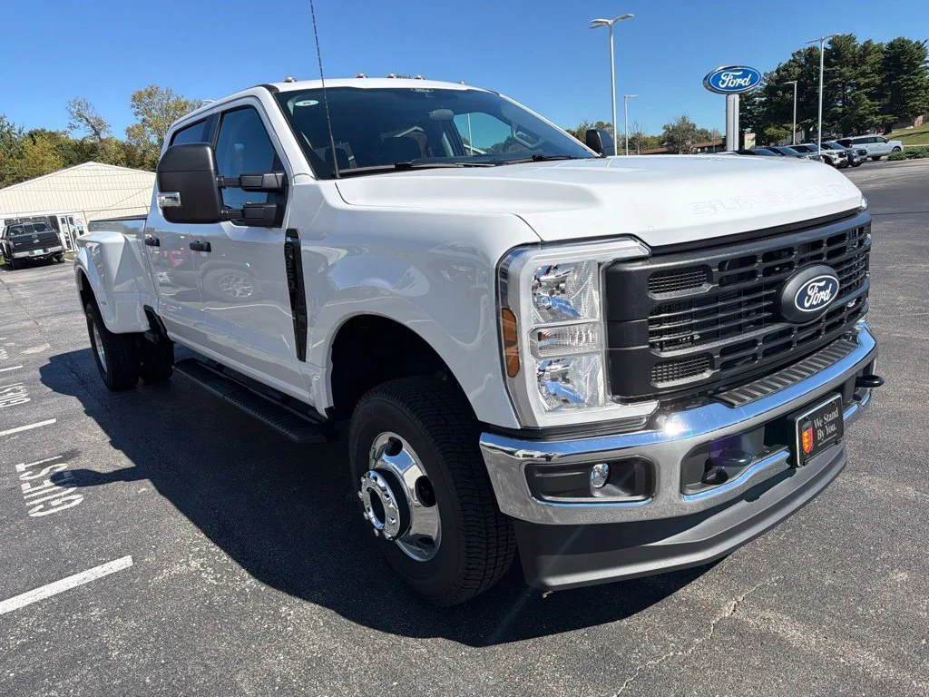 New 2027 Oxford White Ford F-350® XL image 7