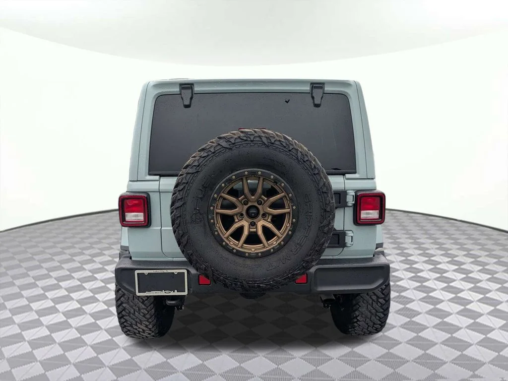 Used 2023 Gray Jeep Sahara image 4