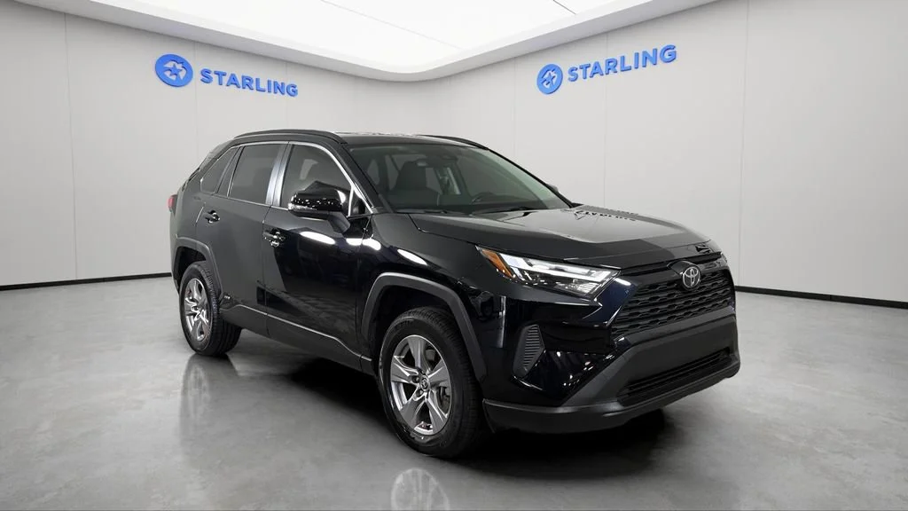 2025 Toyota RAV4 XLE - Photo 13