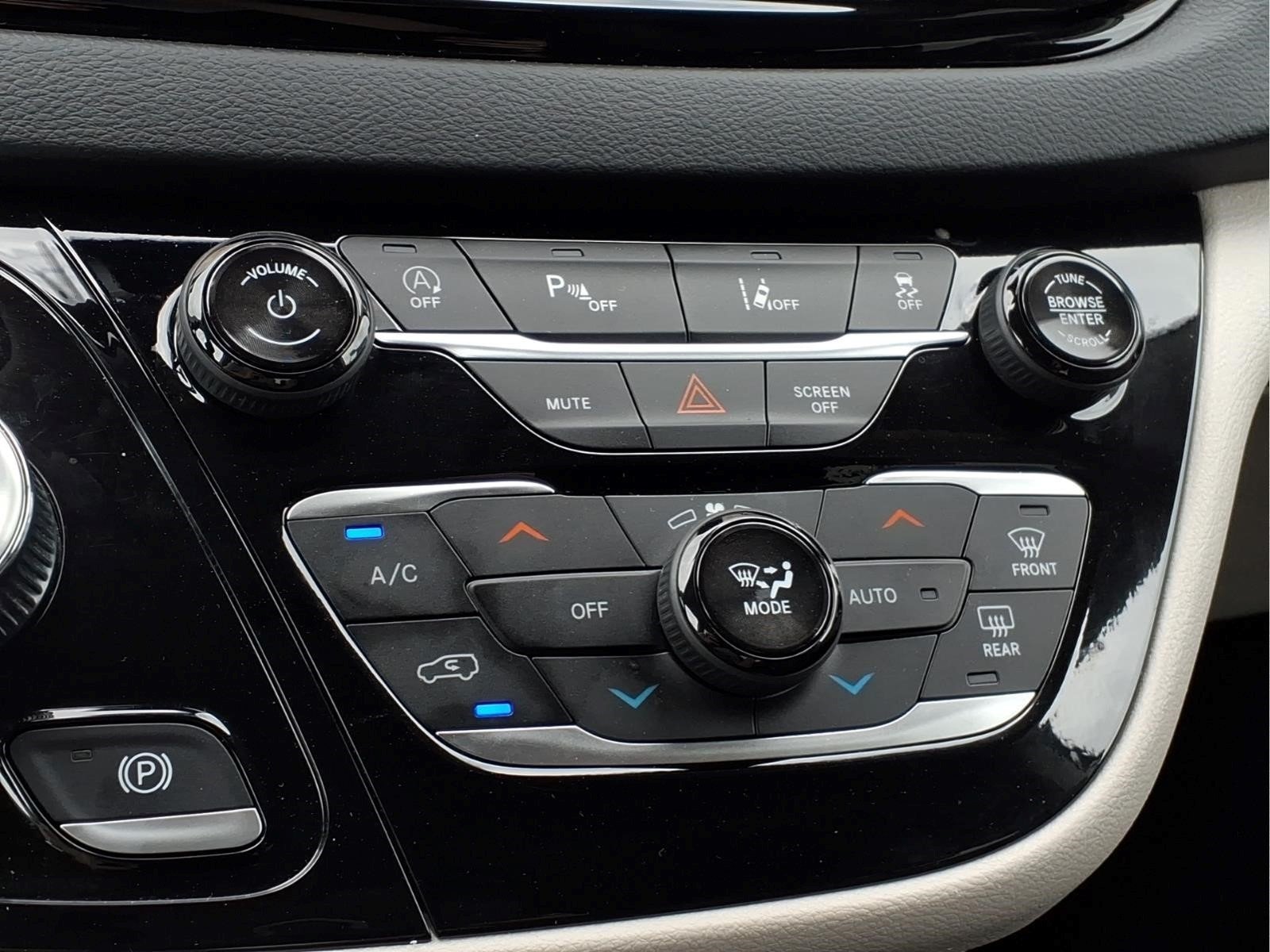 Used 2024 Silver Chrysler Touring L image 15