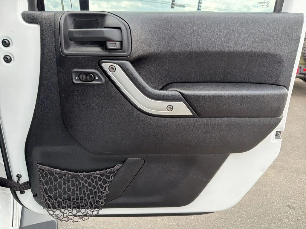 Used 2015 White Jeep Unlimited Sahara image 21