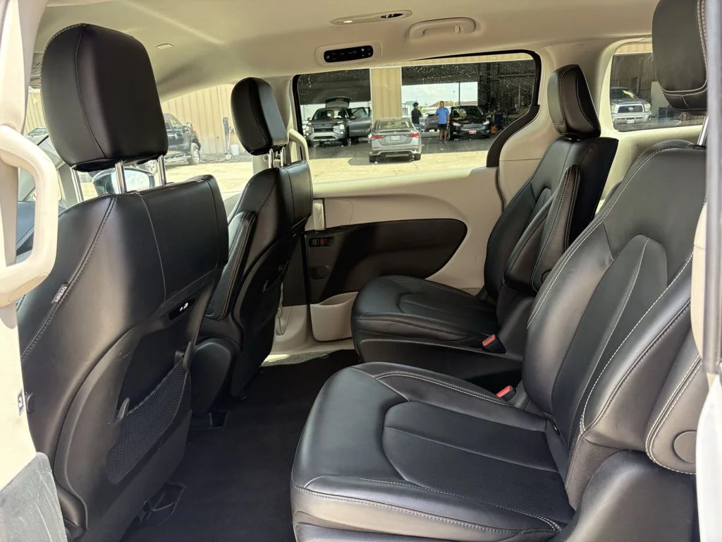 Used 2024 Bright White Clearcoat Chrysler Select image 24