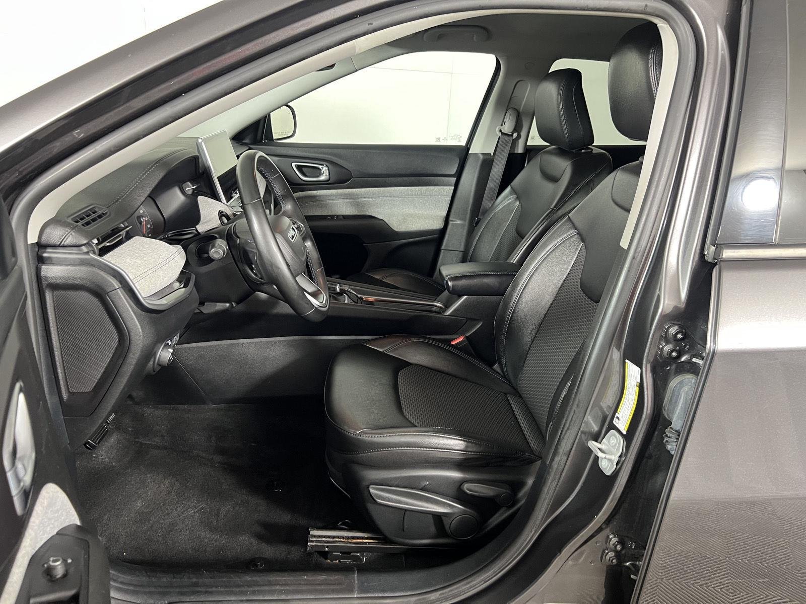 Used 2022 Granite Crystal Metallic Clearcoat Jeep Latitude image 13