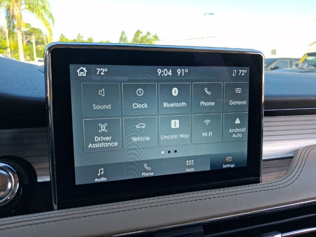 Used 2021 White Lincoln Standard image 25