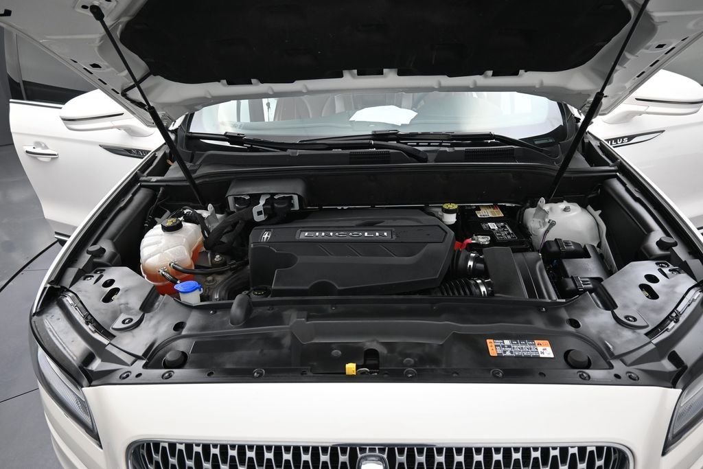 Used 2019 White Platinum Clearcoat Metallic Lincoln Reserve image 30