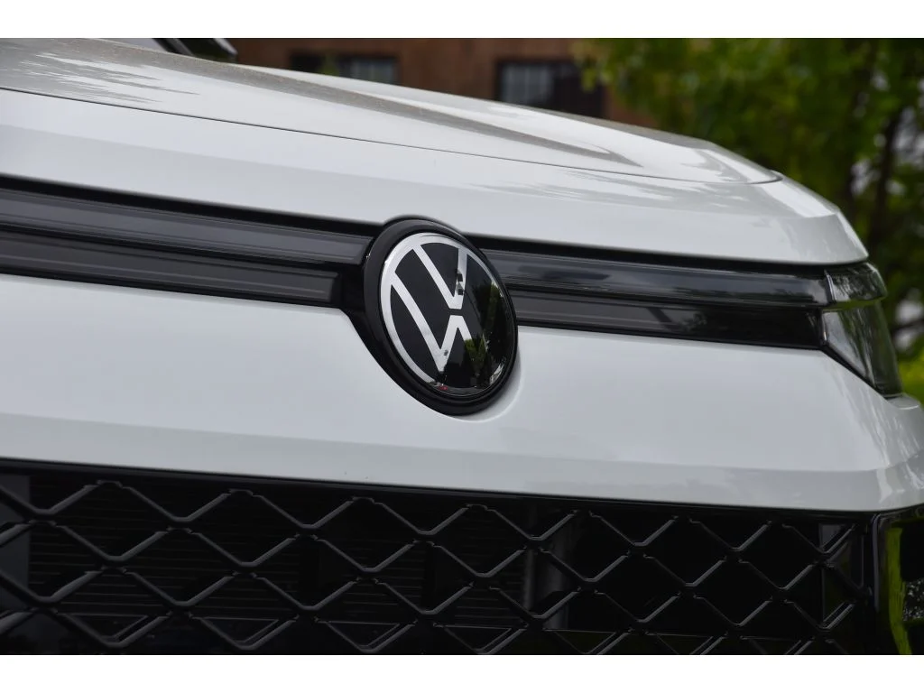 Used 2025 Opal White Pearl Volkswagen SE R-Line Black image 10