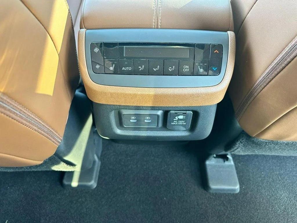 New 2026 Everest White Pearl TriCoat / Super Black Two-tone Nissan Platinum image 5