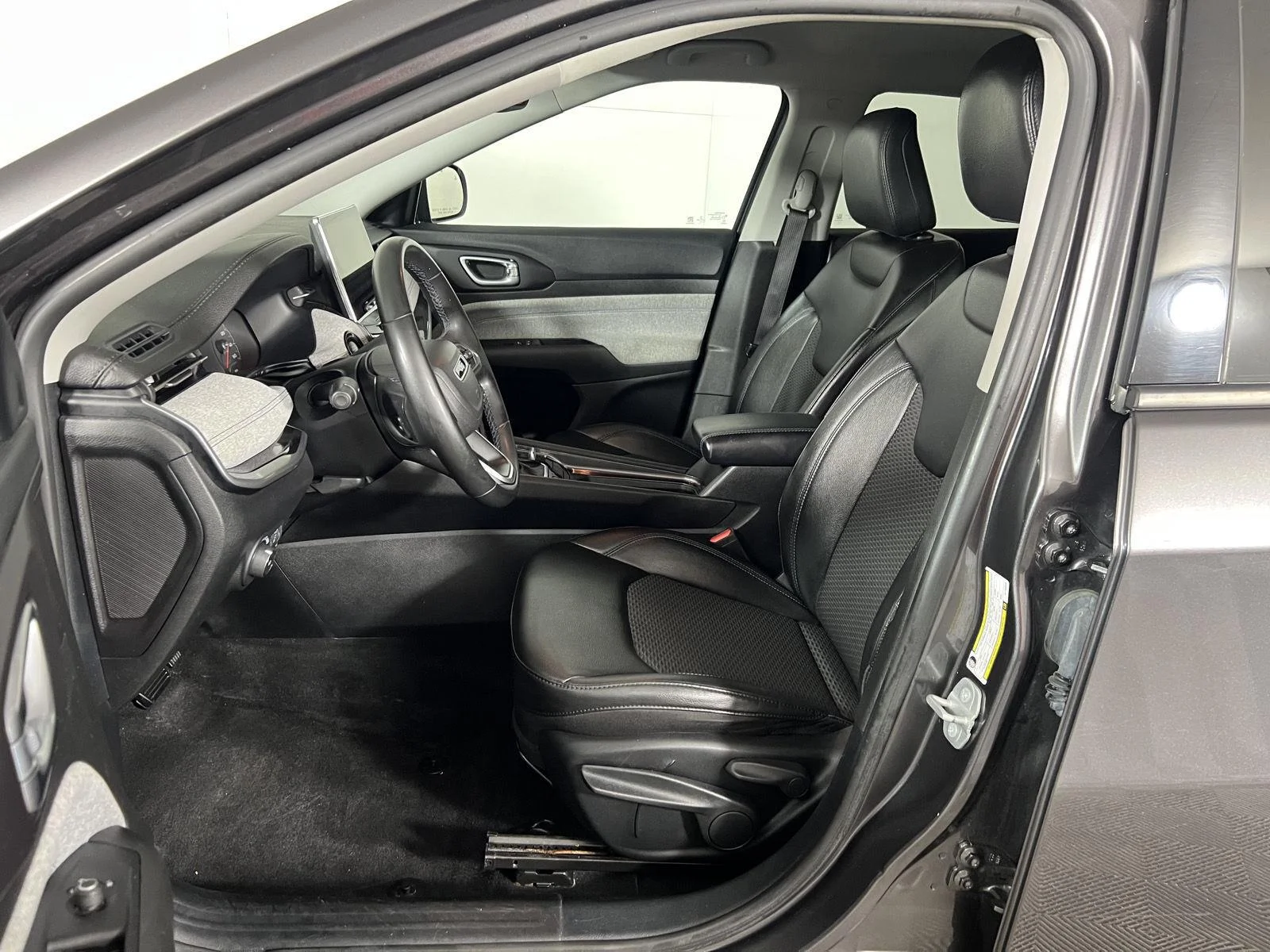 Used 2022 Granite Crystal Metallic Clearcoat Jeep Latitude image 13