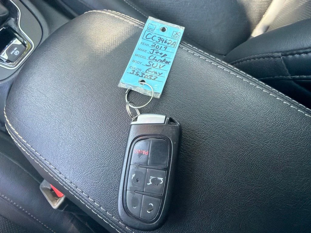 Used 2019 Gray Jeep Limited image 29