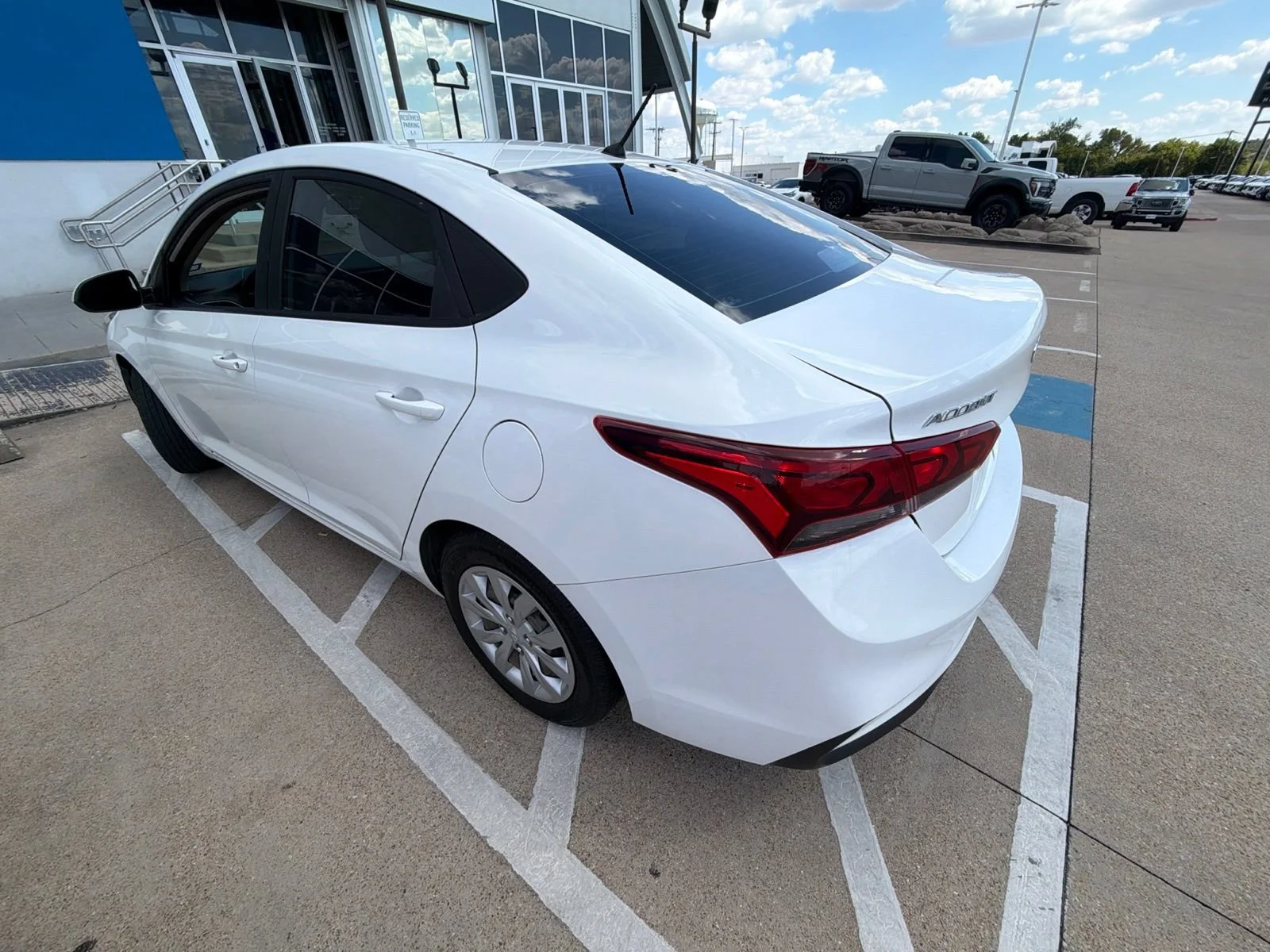 Used 2020 White Hyundai SE image 4