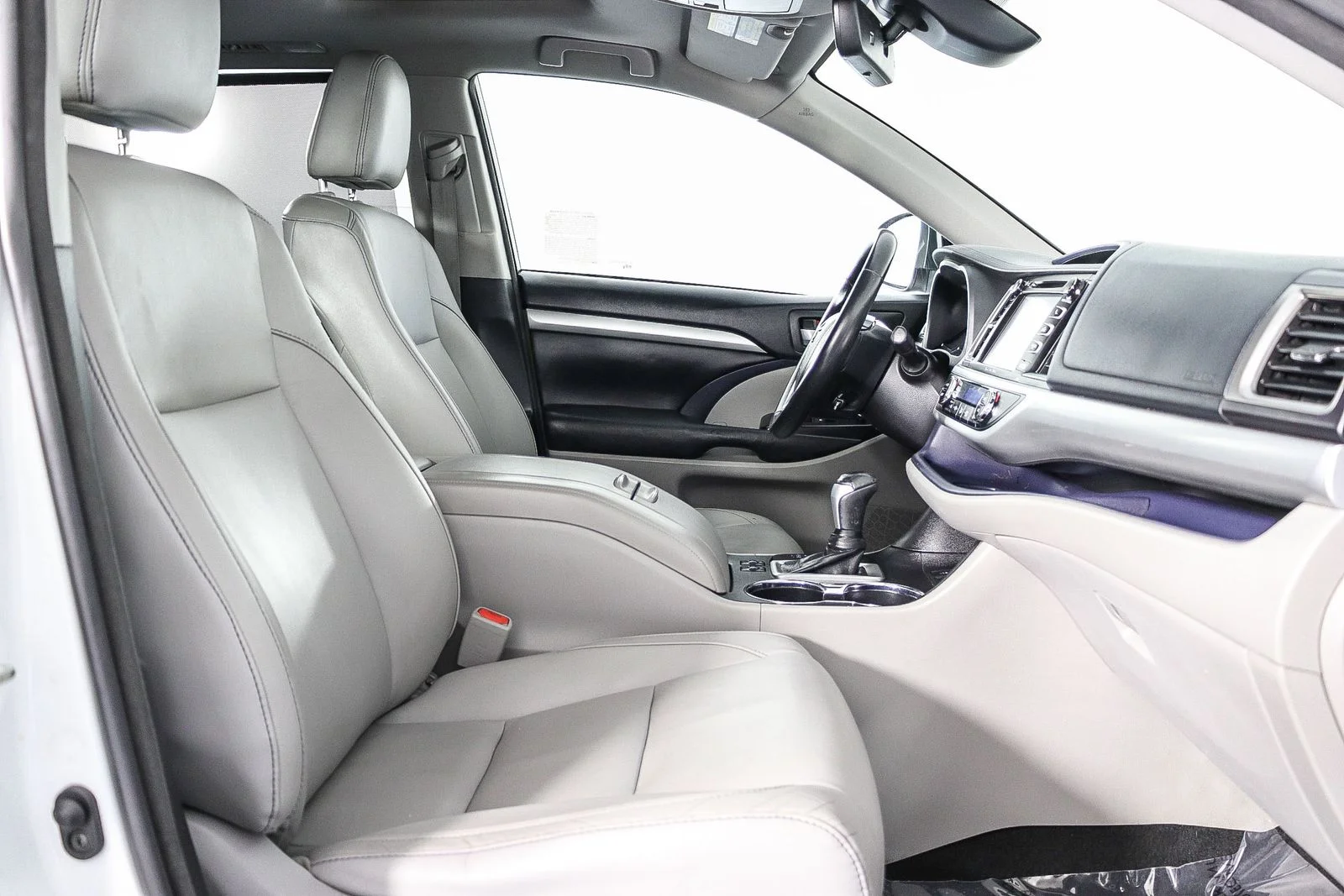 Used 2018 White Toyota XLE image 15