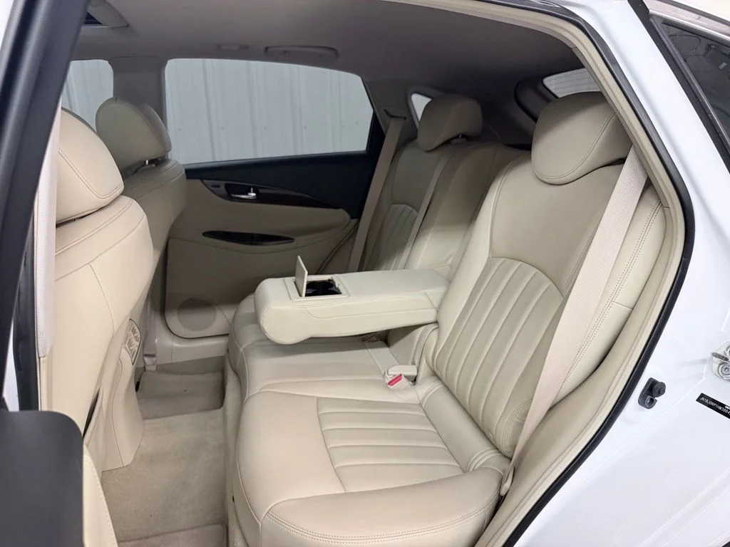 Used 2017 White INFINITI Base image 33