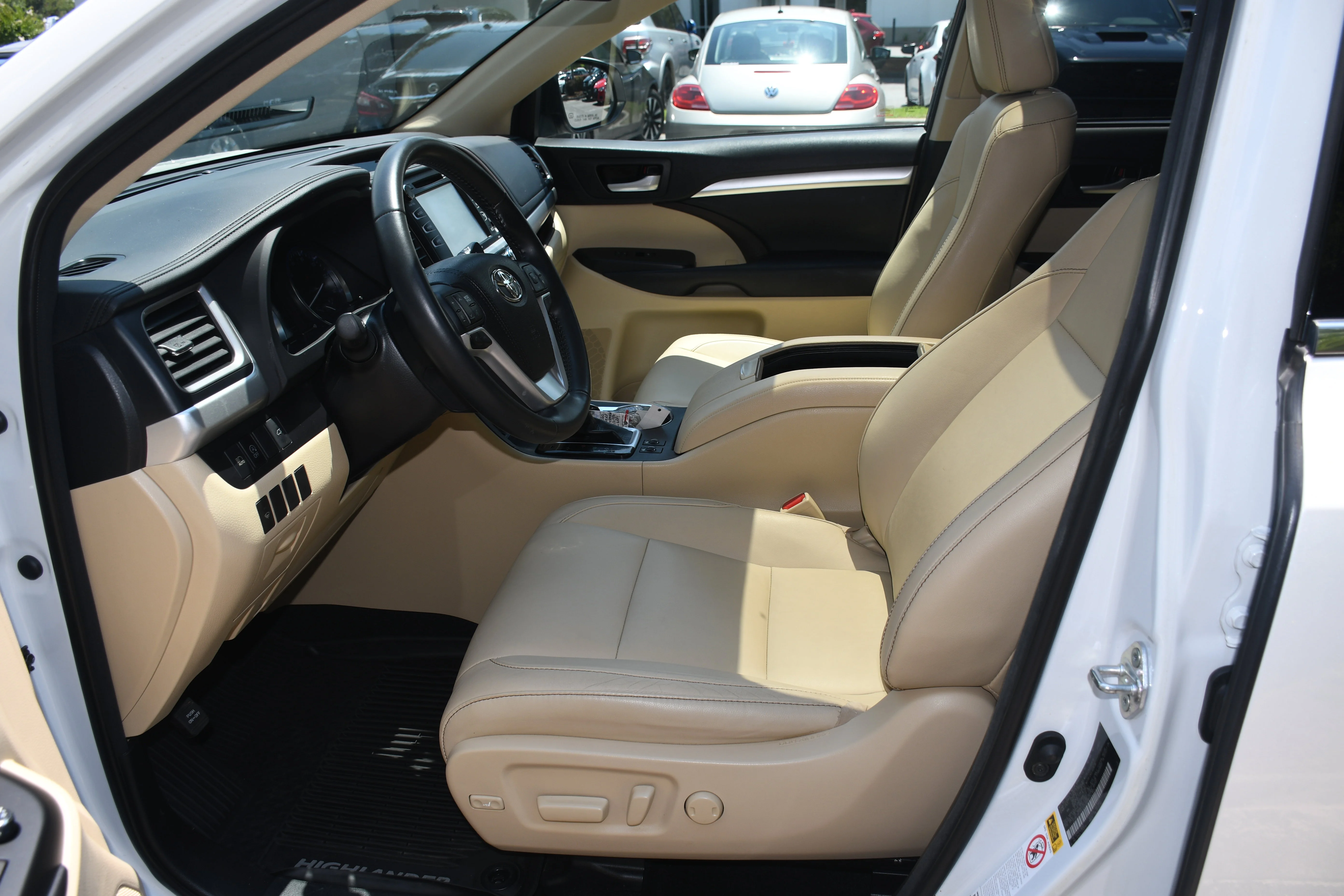 Used 2018 White Toyota XLE image 8