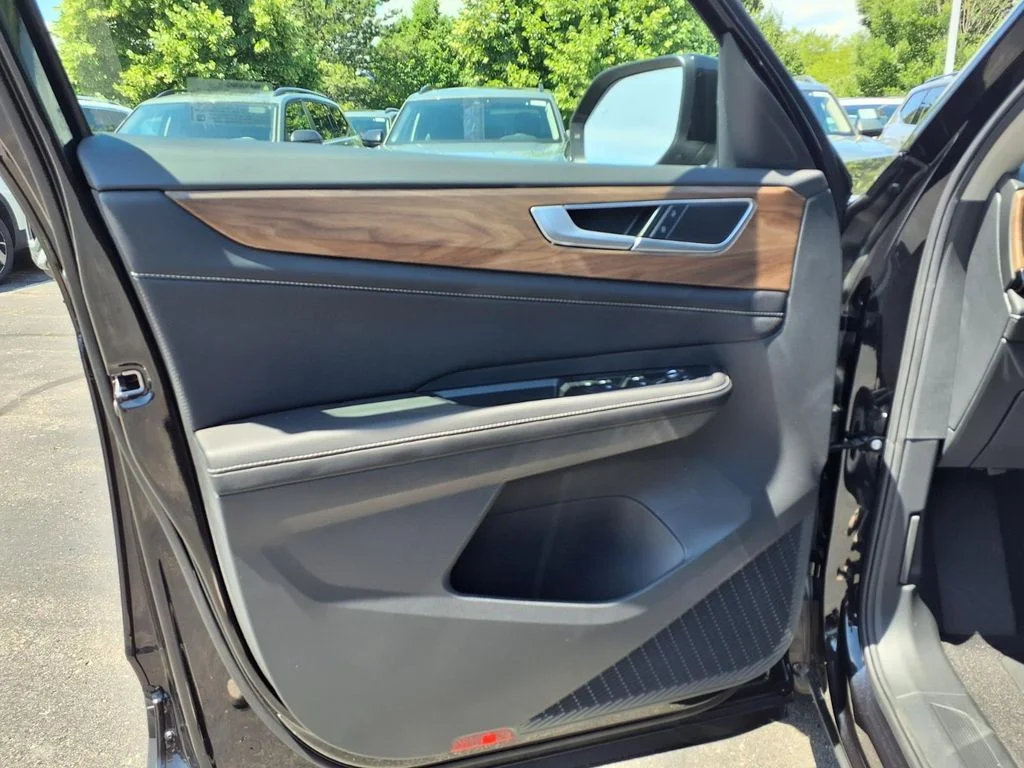 New 2026 Deep Black Pearl Volkswagen SE image 9